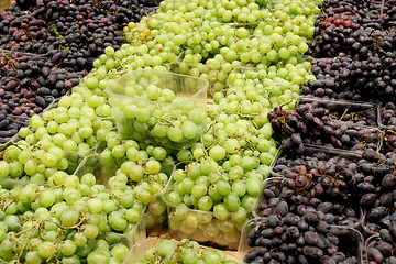 Image showing grapes in the supermarket