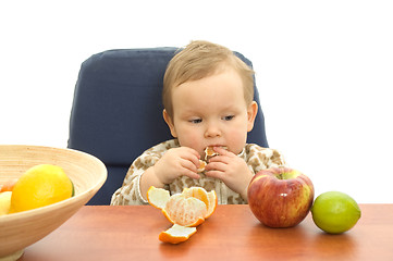 Image showing Babby eat fruit
