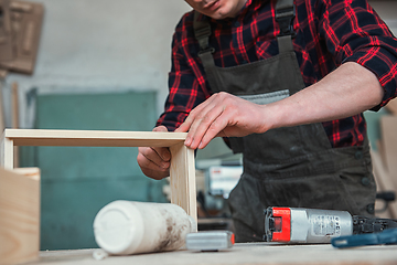 Image showing Worker making the wood box