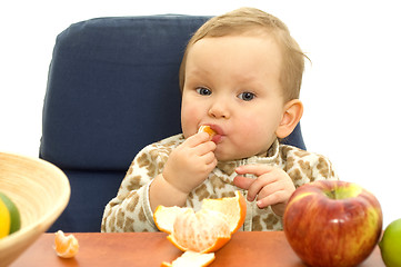 Image showing Babby eat fruit