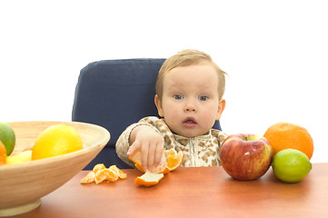 Image showing Babby eat fruit