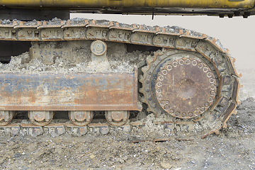 Image showing muddy crawler chain detail