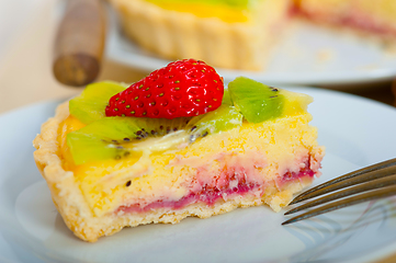 Image showing kiwi and strawberry pie tart