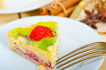 Image showing kiwi and strawberry pie tart