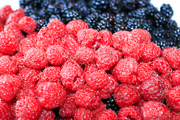 Image showing blackberries and raspberries