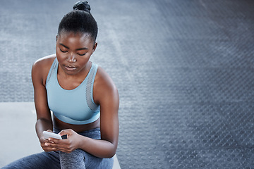 Image showing Smartphone, relax or black woman in gym on social media on fitness training, exercise or workout break. Chat, content or African girl athlete texting on mobile app for online digital communication