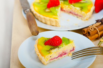 Image showing kiwi and strawberry pie tart