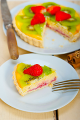 Image showing kiwi and strawberry pie tart