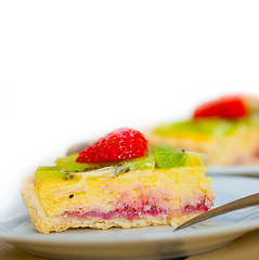 Image showing kiwi and strawberry pie tart