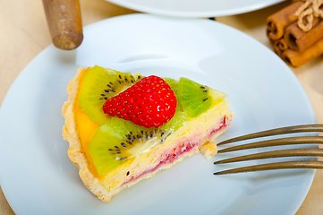 Image showing kiwi and strawberry pie tart