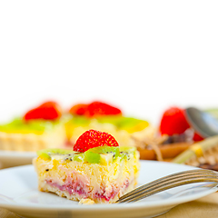Image showing kiwi and strawberry pie tart