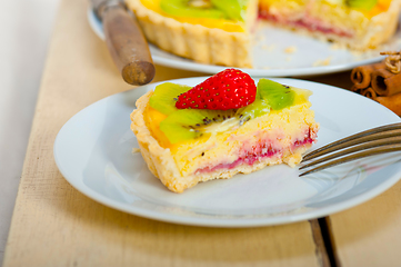 Image showing kiwi and strawberry pie tart