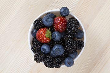 Image showing blueberries, blackberries and strawberries in a bowl