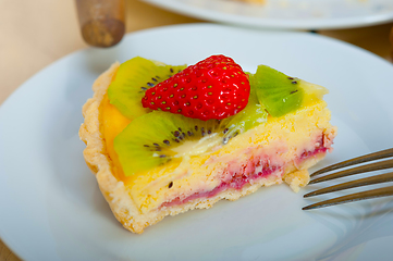 Image showing kiwi and strawberry pie tart