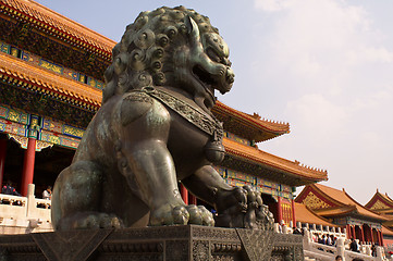 Image showing Lioness statue