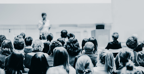 Image showing Woman giving presentation on business conference event.