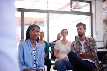 Image showing An informal business meeting. A group of informal businesspeople in a meeting.