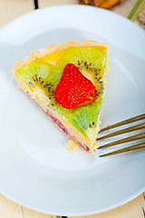 Image showing kiwi and strawberry pie tart