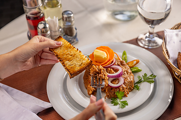 Image showing Beefsteak tartar with red onion rings