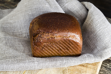 Image showing black square loaf