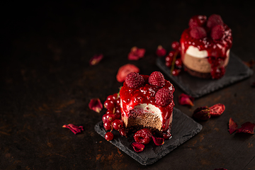 Image showing Mini round cake with raspberry