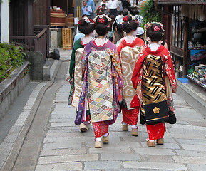 Image showing Geisha gropu in a Kyoto street