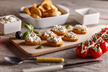 Image showing Cottage cheese with whole wheat rolls