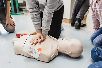 Image showing First aid resuscitation course using AED.