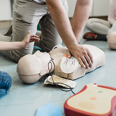 Image showing First aid resuscitation course using AED.