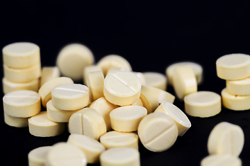 Image showing a large number of yellow tablets