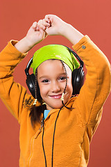 Image showing child listening music