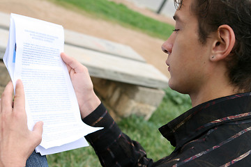 Image showing profile student reading