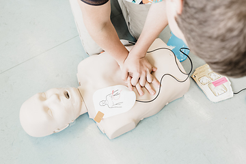 Image showing First aid resuscitation course using AED.