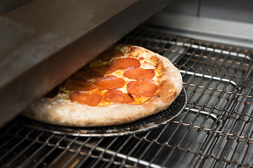 Image showing Preparing pizza in oven