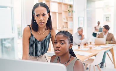 Image showing Office, black woman team and confused with laptop, 404 glitch or mentor for help, IT or advice. Startup, women and support for computer error, information technology or teamwork at marketing agency