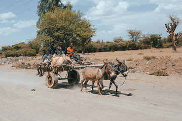 Image showing Ethiopian horse-drawn carriage on the street