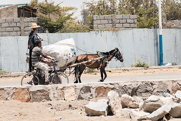 Image showing Ethiopian horse-drawn carriage on the street