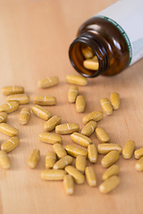 Image showing Vitamine supplement pills spilled from a bottle