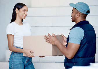 Image showing I appreciate your quick service. a young woman receiving her delivery from the courier.