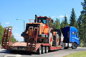 Image showing Transporting Doosan DL450 Wheel Loader on Truck Trailer