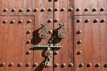 Image showing Old door padlock