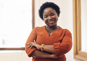 Image showing Portrait of smiling, friendly casual african american business woman leader, standing confident with arms crossed in modern office. Cheerful professional female designer working in startup company