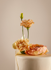 Image showing Elegant detailing on wedding cake