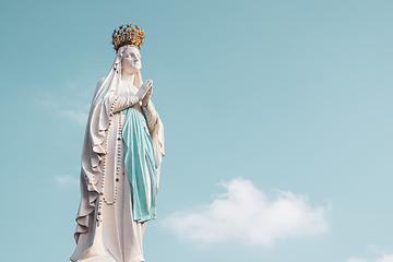 Image showing Sculpture of the crowned Virgin Mary in the Sanctuary of Lourdes