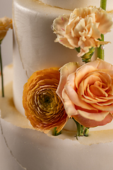 Image showing Peach colored flowers in wedding cake