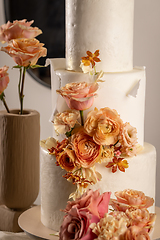 Image showing Cake with peach fuzz colored flowers