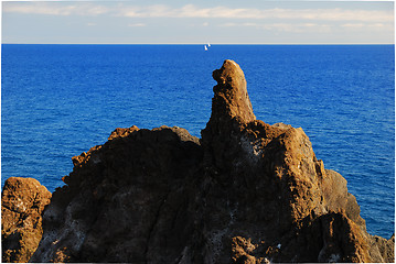 Image showing A finger at the horizon.