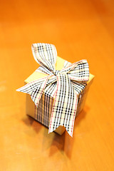 Image showing yellow gift 