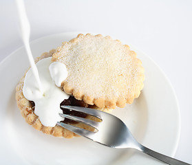 Image showing Pouring cream on a mince pie