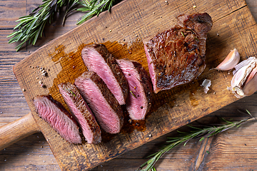 Image showing freshly grilled sliced steak 